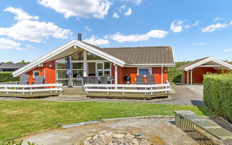 Thorben - 350M from the Sea: Toit, Maison, Domicile, Chalet, Porte, Siding, Biens, Pelouse, Cour, Porche