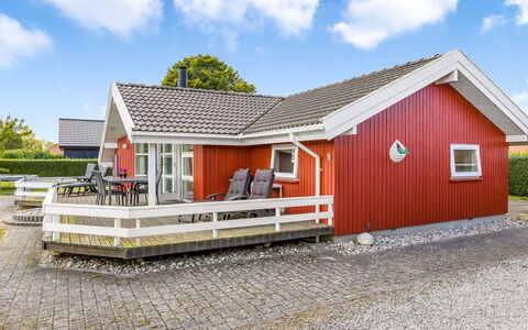 Thorben - 350M from the Sea: Toit, Maison, Domicile, Chalet, Porte, Siding, Biens, Pelouse, Cour, Porche