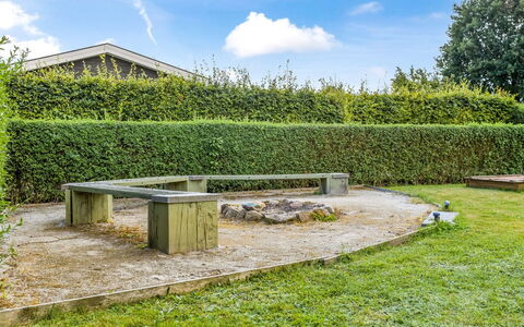 Thorben - 350M from the Sea: Toit, Maison, Domicile, Chalet, Porte, Siding, Biens, Pelouse, Cour, Porche