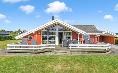 Thorben - 350M from the Sea: Toit, Maison, Domicile, Chalet, Porte, Siding, Biens, Pelouse, Cour, Porche