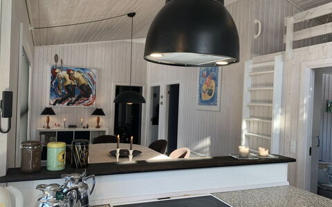Hedvig - 500M from the Sea: Luminaire, Design Intérieur, Plafond, Éclairage, Sol, Meubles, Cuisine, Comptoir, Lustre, Pièce