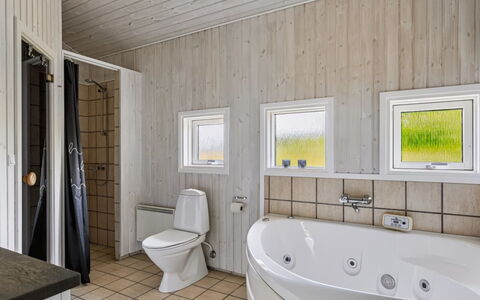 Hedvig - 500M from the Sea: Sol, Sol, Bois, Design Intérieur, Plafond, Luminaire Plomberie, Pièce, Salle De Bains, Domicile, Plomberie