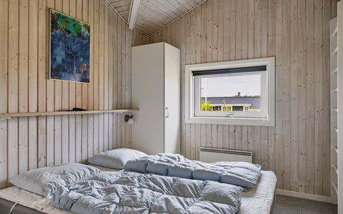 Hedvig - 500M from the Sea: Chambre, Bois, Lit, Drap De Lit, Plafond, Design Intérieur, Literie, Sol, Sol, Cadre De Lit