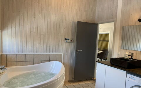 Hedvig - 500M from the Sea: Sol, Sol, Luminaire Plomberie, Bois, Design Intérieur, Salle De Bains, Plomberie, Pièce, Robinet, Plafond