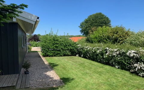 Hedvig - 500M from the Sea: Arbuste, Jardin, Couverture De Sol, Haie, Pelouse, Aménagement Paysager, Arrière-Cour, Ombre, Chalet