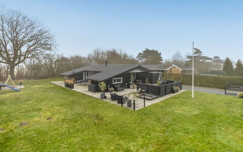 Jurgis - 300M from the Sea: Meubles, Mobilier De Jardin, Vaisselle, Table, Drinkware, Chaise, Tableau De Plein Air, Aliments, Bouteille