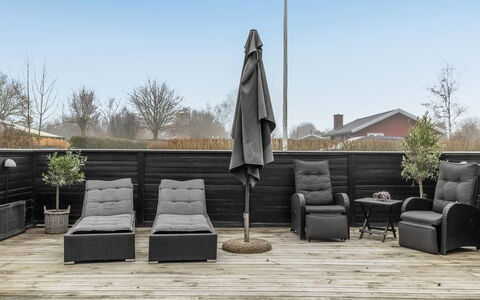 Jurgis - 300M from the Sea: Meubles, Mobilier De Jardin, Vaisselle, Table, Drinkware, Chaise, Tableau De Plein Air, Aliments, Bouteille