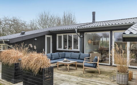 Jurgis - 300M from the Sea: Meubles, Mobilier De Jardin, Vaisselle, Table, Drinkware, Chaise, Tableau De Plein Air, Aliments, Bouteille