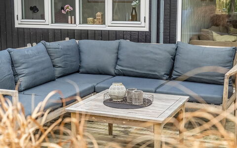 Jurgis - 300M from the Sea: Meubles, Mobilier De Jardin, Vaisselle, Table, Drinkware, Chaise, Tableau De Plein Air, Aliments, Bouteille