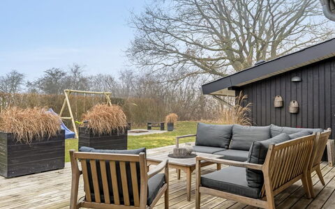 Jurgis - 300M from the Sea: Meubles, Mobilier De Jardin, Vaisselle, Table, Drinkware, Chaise, Tableau De Plein Air, Aliments, Bouteille