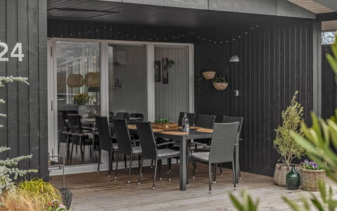 Jurgis - 300M from the Sea: Meubles, Mobilier De Jardin, Vaisselle, Table, Drinkware, Chaise, Tableau De Plein Air, Aliments, Bouteille