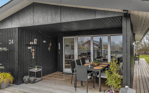 Jurgis - 300M from the Sea: Meubles, Mobilier De Jardin, Vaisselle, Table, Drinkware, Chaise, Tableau De Plein Air, Aliments, Bouteille