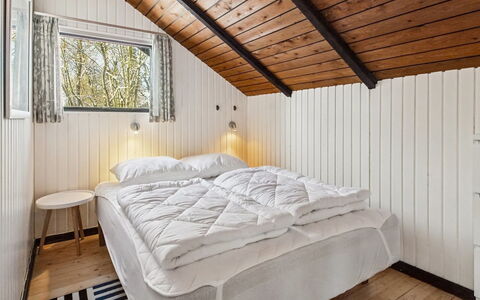 Sölvy - 30Km from the Sea: Bois, Chambre, Lit, Domicile, Literie, Drap De Lit, Plafond, Cadre De Lit, Chalet, Linge