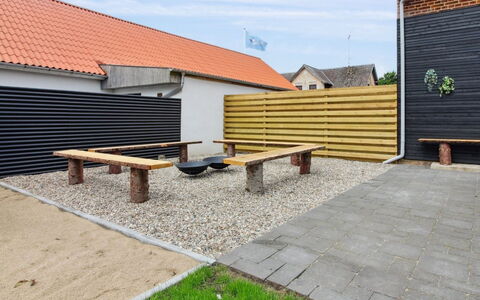Grimi - 36Km from the Sea: Bleu, Arbuste, Chalet, Couverture De Sol, Jardin, Biens, Ombre, Aménagement Paysager, Ferme, Eco Hôtel