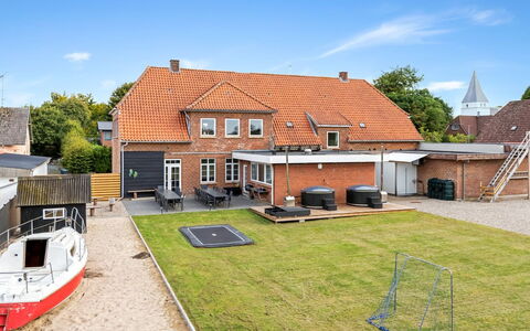 Grimi - 36Km from the Sea: Bleu, Arbuste, Chalet, Couverture De Sol, Jardin, Biens, Ombre, Aménagement Paysager, Ferme, Eco Hôtel