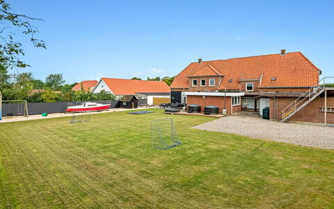 Grimi - 36Km from the Sea: Bleu, Arbuste, Chalet, Couverture De Sol, Jardin, Biens, Ombre, Aménagement Paysager, Ferme, Eco Hôtel