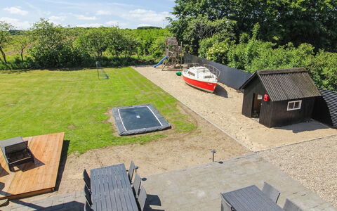Grimi - 36Km from the Sea: Bleu, Arbuste, Chalet, Couverture De Sol, Jardin, Biens, Ombre, Aménagement Paysager, Ferme, Eco Hôtel