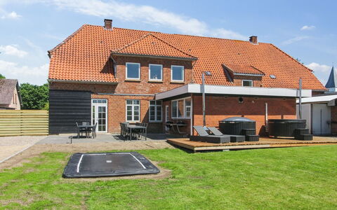 Grimi - 36Km from the Sea: Bleu, Arbuste, Chalet, Couverture De Sol, Jardin, Biens, Ombre, Aménagement Paysager, Ferme, Eco Hôtel
