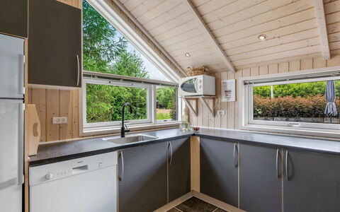 Ljuba - 40Km from the Sea: Bois, Cuisine, Plafond, Design Intérieur, Sol, Domicile, Comptoir, Tache De Bois, Dur, Luminaire Plomberie