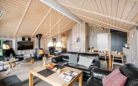 Ljuba - 40Km from the Sea: Bois, Plafond, Domicile, Design Intérieur, Meubles, Salon, Chalet, Dur, Cabane En Rondins, Chaise