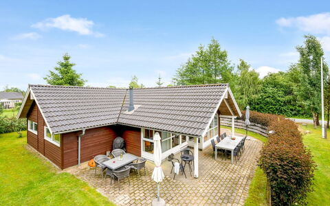 Ljuba - 40Km from the Sea: Maison, Toit, Domicile, Chalet, Pelouse, Jardin, Biens, Cour, Ferme, Allée