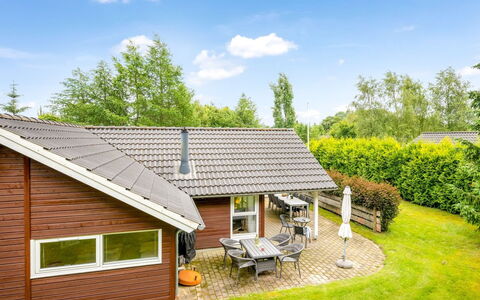 Ljuba - 40Km from the Sea: Maison, Toit, Domicile, Chalet, Siding, Jardin, Biens, Ferme, Pelouse, Cour