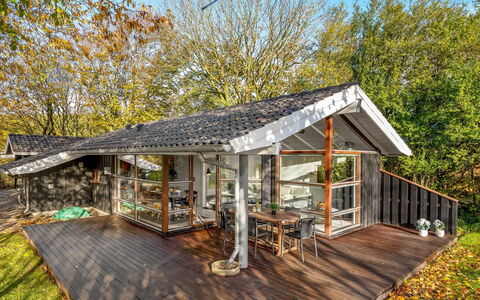 Esbern - 3.7Km from the Sea: Meubles, Mobilier De Jardin, Vaisselle, Table, Drinkware, Chaise, Tableau De Plein Air, Aliments, Bouteille