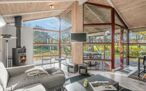 Esbern - 3.7Km from the Sea: Meubles, Mobilier De Jardin, Vaisselle, Table, Drinkware, Chaise, Tableau De Plein Air, Aliments, Bouteille