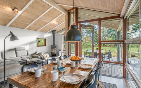 Esbern - 3.7Km from the Sea: Meubles, Mobilier De Jardin, Vaisselle, Table, Drinkware, Chaise, Tableau De Plein Air, Aliments, Bouteille
