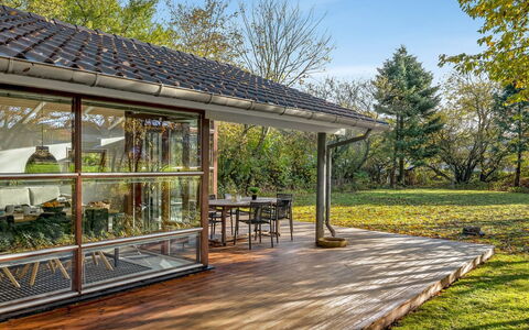 Esbern - 3.7Km from the Sea: Meubles, Mobilier De Jardin, Vaisselle, Table, Drinkware, Chaise, Tableau De Plein Air, Aliments, Bouteille