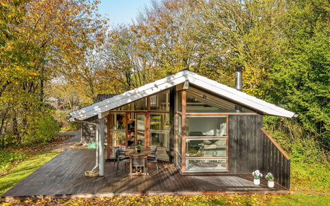 Esbern - 3.7Km from the Sea: Meubles, Mobilier De Jardin, Vaisselle, Table, Drinkware, Chaise, Tableau De Plein Air, Aliments, Bouteille