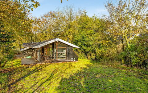 Esbern - 3.7Km from the Sea: Meubles, Mobilier De Jardin, Vaisselle, Table, Drinkware, Chaise, Tableau De Plein Air, Aliments, Bouteille