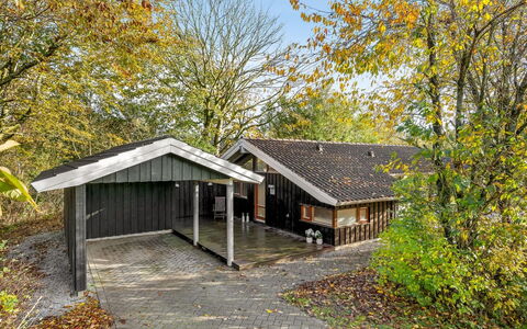 Esbern - 3.7Km from the Sea: Meubles, Mobilier De Jardin, Vaisselle, Table, Drinkware, Chaise, Tableau De Plein Air, Aliments, Bouteille