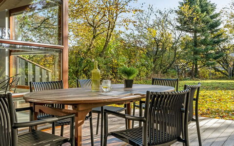 Esbern - 3.7Km from the Sea: Meubles, Mobilier De Jardin, Vaisselle, Table, Drinkware, Chaise, Tableau De Plein Air, Aliments, Bouteille