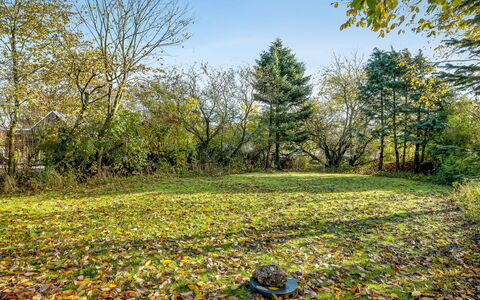Esbern - 3.7Km from the Sea: Meubles, Mobilier De Jardin, Vaisselle, Table, Drinkware, Chaise, Tableau De Plein Air, Aliments, Bouteille