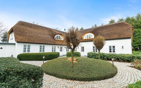 Jolanda: Bleu, Arbuste, Chalet, Couverture De Sol, Jardin, Biens, Ombre, Aménagement Paysager, Ferme, Eco Hôtel