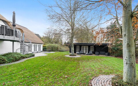 Jolanda: Bleu, Arbuste, Chalet, Couverture De Sol, Jardin, Biens, Ombre, Aménagement Paysager, Ferme, Eco Hôtel