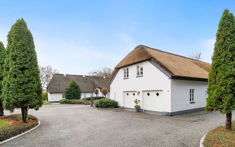 Jolanda: Bleu, Arbuste, Chalet, Couverture De Sol, Jardin, Biens, Ombre, Aménagement Paysager, Ferme, Eco Hôtel
