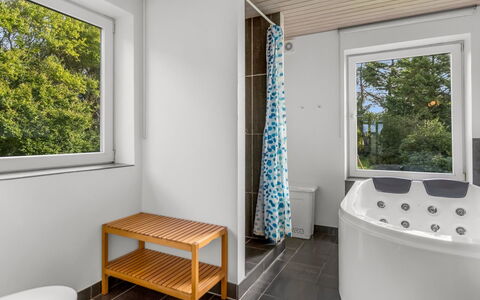 Aave - 5Km from the Sea: Sol, Bois, Design Intérieur, Luminaire Plomberie, Sol, Plafond, Plomberie, Pièce, Domicile, Salle De Bains