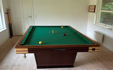 Aave - 5Km from the Sea: Jeux Et Sports D'Intérieur, Bois, Bassin, Table De Billard, Salle De Récréation, Salle De Billard, Tache De Bois, Dur