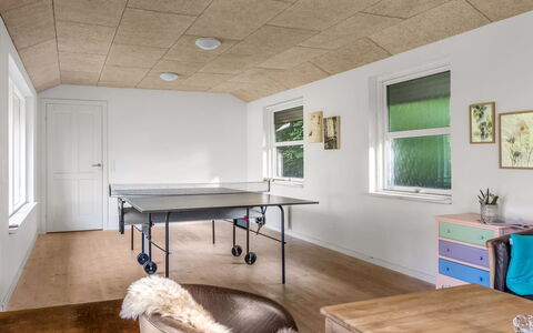 Aave - 5Km from the Sea: Plafond, Design Intérieur, Sol, Bois, Sol, Luminaire, Éclairage, Meubles, Pièce, Tache De Bois