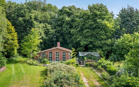 Tabetha - 24Km from the Sea: Herbe, Végétation, Arbuste, Jardin, Maison, Communauté Des Plantes, Domicile, Chalet, Zone Rurale