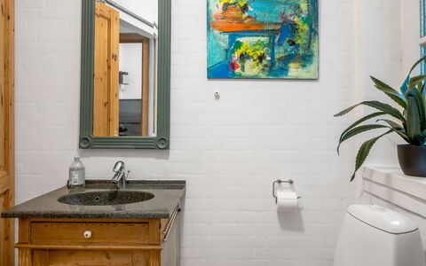 Tabetha - 24Km from the Sea: Lavabo, Luminaire Plomberie, Salle De Bains, Évier, Mur, Design Intérieur, Sol, Miroir, Robinet, Sol