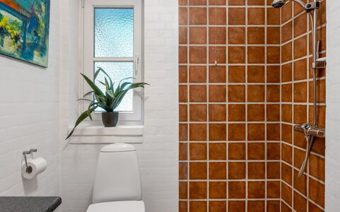 Tabetha - 24Km from the Sea: Mur, Salle De Bains, Luminaire Plomberie, Sol, Sol, Design Intérieur, Plomberie, Siège De Toilette, Tuile, Toilette
