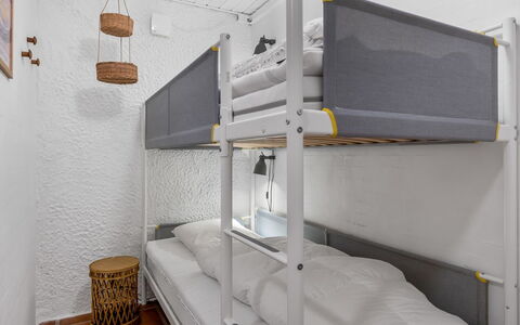 Tabetha - 24Km from the Sea: Lit Superposé, Chambre, Design Intérieur, Lit, Literie, Cadre De Lit, Drap De Lit, Plafond, Dortoir, Hôtel