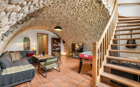Tabetha - 24Km from the Sea: Mur, Meubles, Design Intérieur, Plafond, Sol, Chaise, Mur De Pierre, Pièce, Grenier, Salon