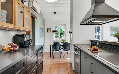 Tabetha - 24Km from the Sea: Meubles, Mobilier De Jardin, Vaisselle, Table, Drinkware, Chaise, Tableau De Plein Air, Aliments, Bouteille