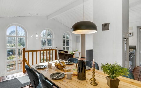 Tabetha - 24Km from the Sea: Meubles, Mobilier De Jardin, Vaisselle, Table, Drinkware, Chaise, Tableau De Plein Air, Aliments, Bouteille