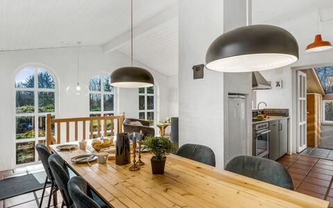 Tabetha - 24Km from the Sea: Meubles, Mobilier De Jardin, Vaisselle, Table, Drinkware, Chaise, Tableau De Plein Air, Aliments, Bouteille