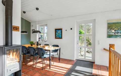 Tabetha - 24Km from the Sea: Meubles, Mobilier De Jardin, Vaisselle, Table, Drinkware, Chaise, Tableau De Plein Air, Aliments, Bouteille
